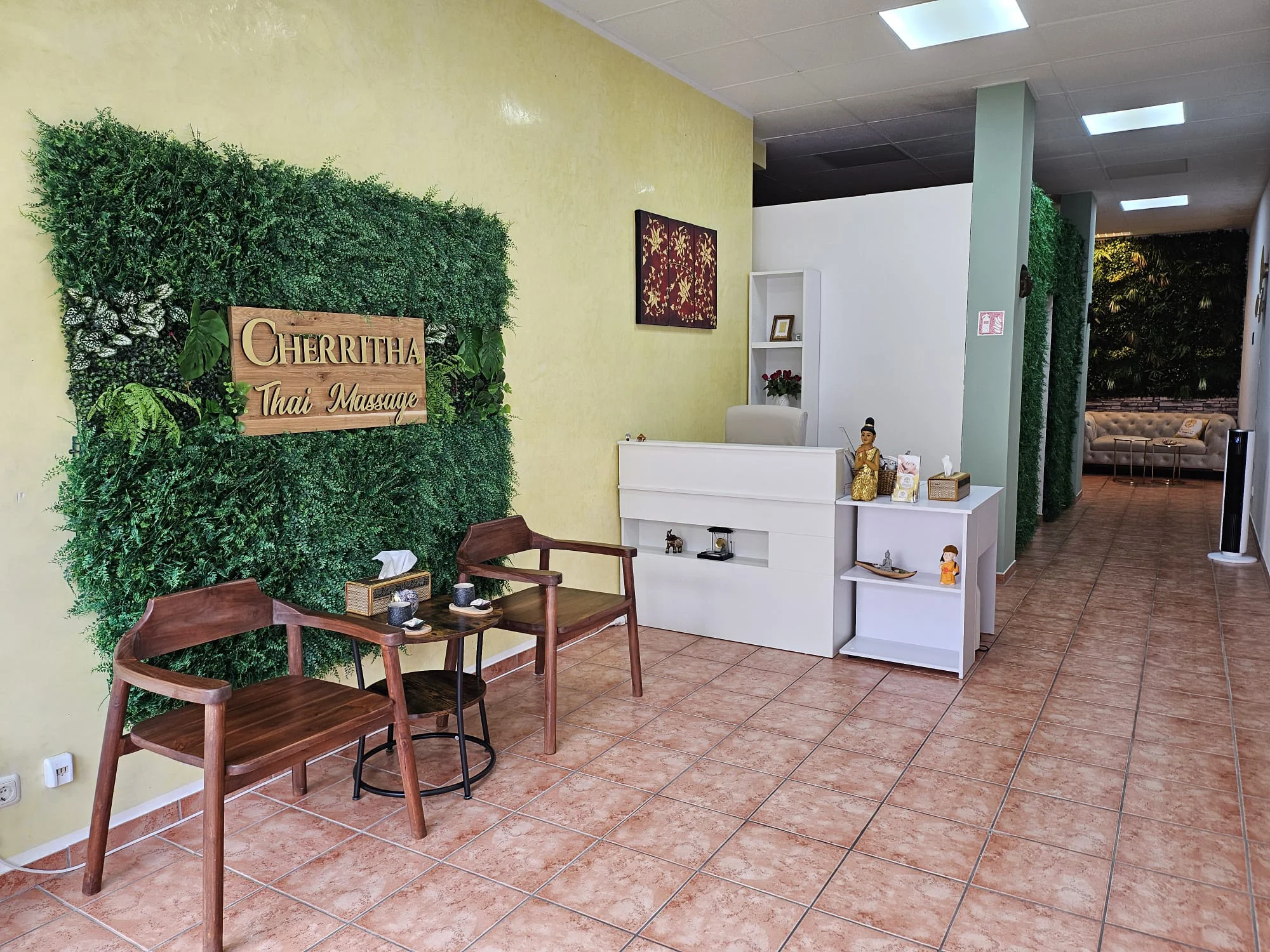 Thai Massage Studio München Schwabing - Empfangsbereich Cherritha Spa mit freundlicher Atmosphäre