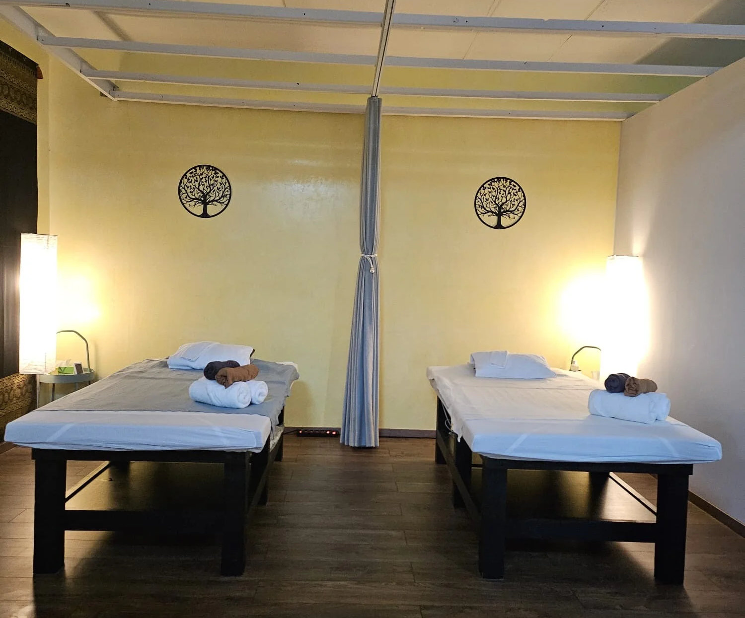 Cherritha Thai Massage Studio München - Professionelle Massagebetten für traditionelle Thai Massage